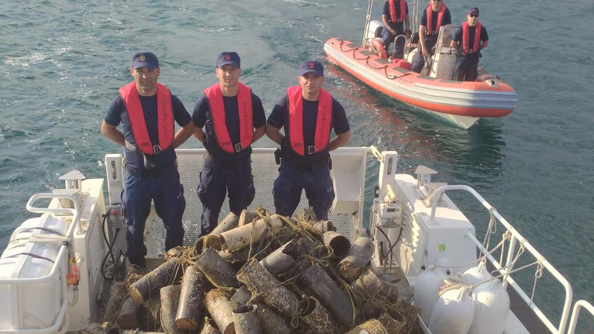 Çanakkale'de denizden 1614 ahtapot tuzağı çıkarıldı