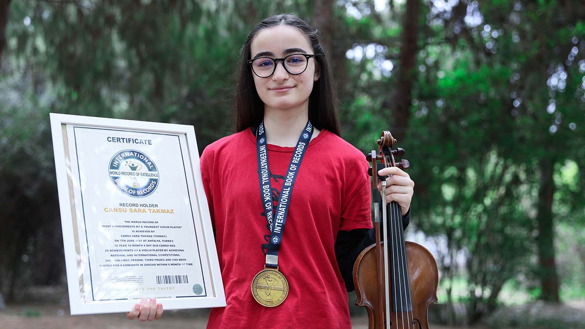 Cansu, keman birincilikleriyle Guinness'e girdi