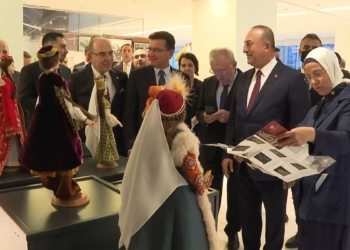 Çavuşoğlu, 'Hanım Sultanlar' sergisini gezdi