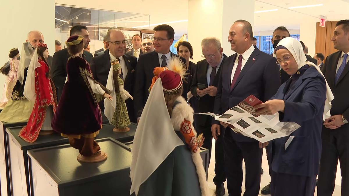 Çavuşoğlu, 'Hanım Sultanlar' sergisini gezdi