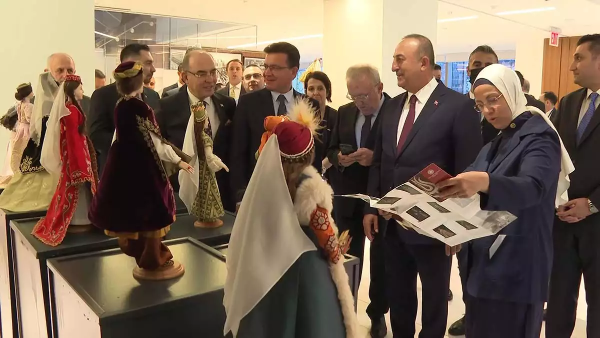 Çavuşoğlu, 'hanım sultanlar' sergisini gezdi