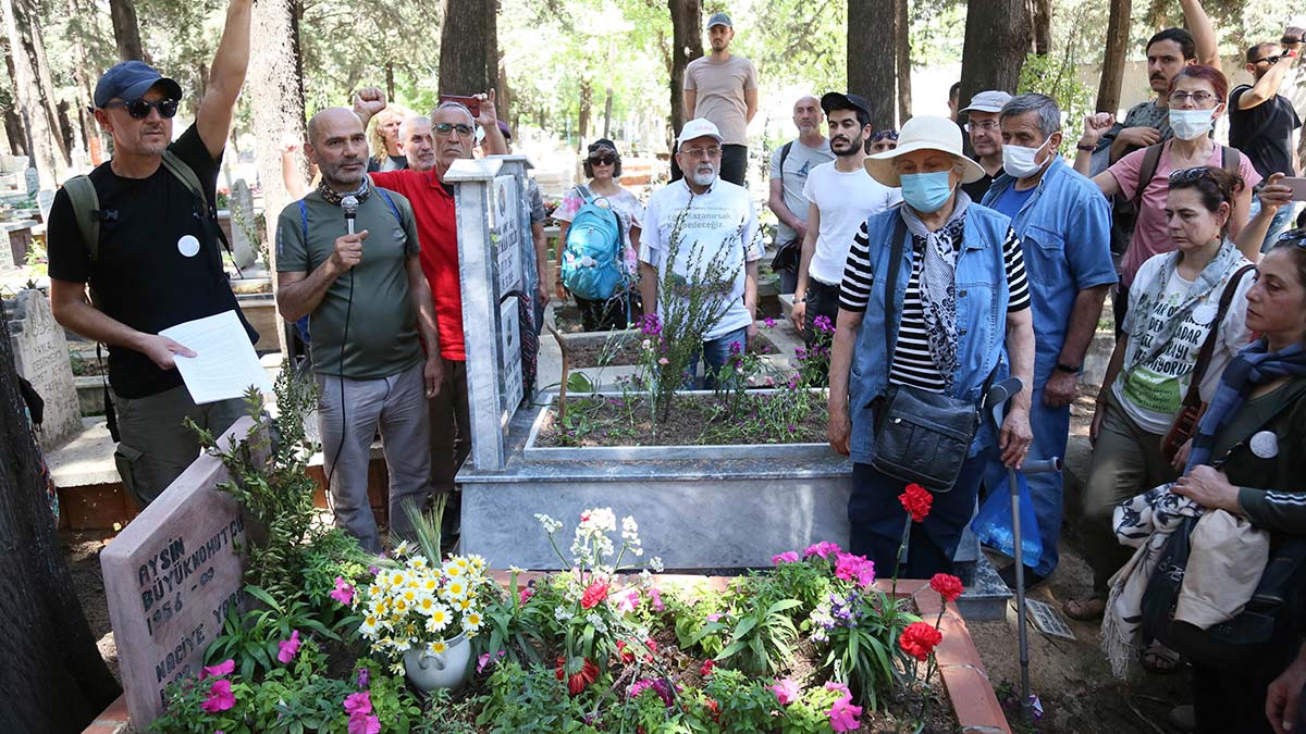 Çevreci çift mezarları başında anıldı