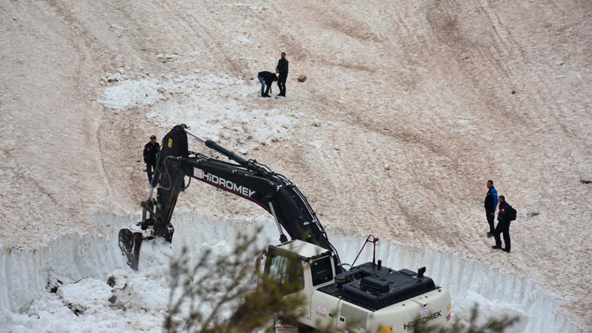 Çığ altında kalan İranlının cesedi bulundu
