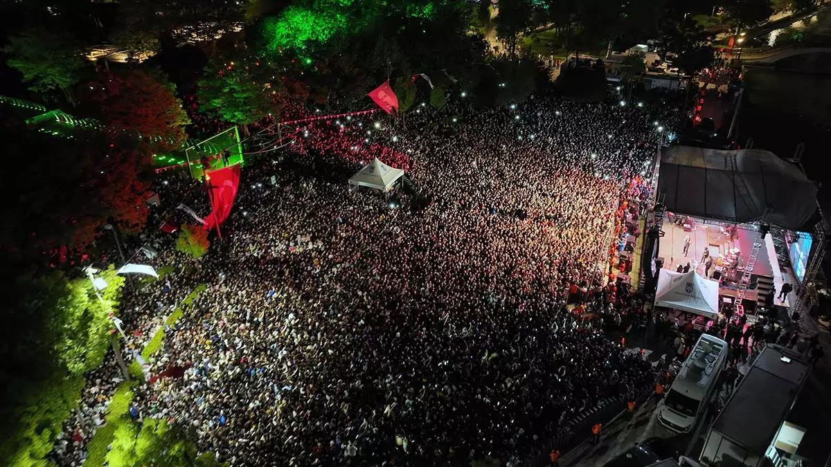 Ankara büyükşehir belediyesi'nin ev sahipliğinde ‘gençlik haftası’ kutlamaları kapsamında 19 mayıs'ta edis başkentlilerle buluştu.