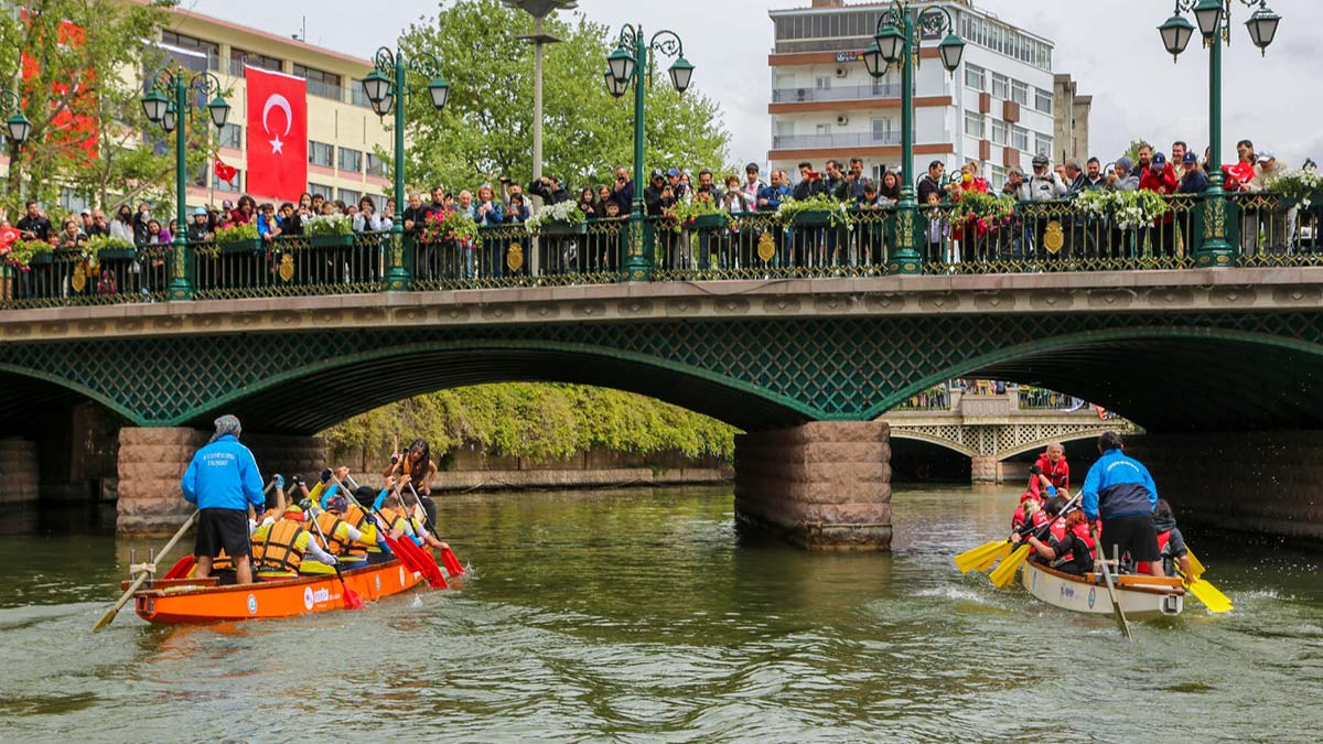 19 Mayıs Atatürk’ü Anma, Gençlik ve Spor Bayramı’nda Eskişehir Büyükşehir Belediyesi tarafından Porsuk Çayı’nda düzenlenen Gençlik Kupası Dragon Yarışları nefesleri kesti.