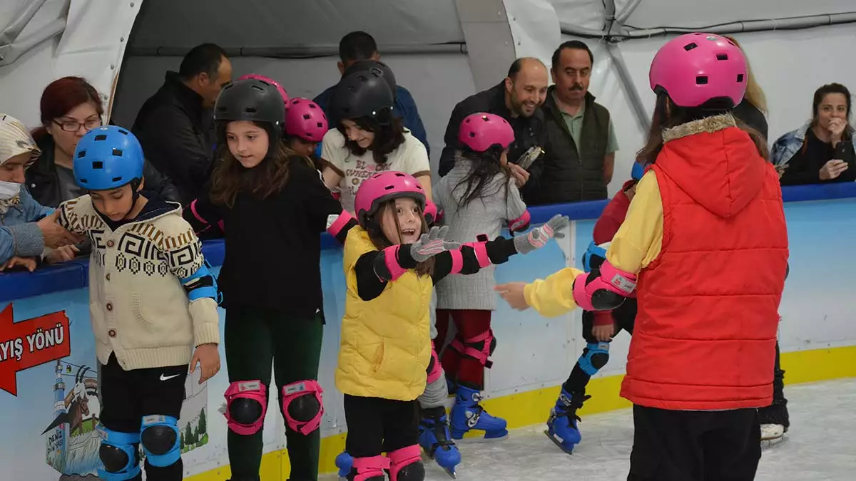 Ahmet çalık buz pateni pisti 12 bin çocuğu misafir etti