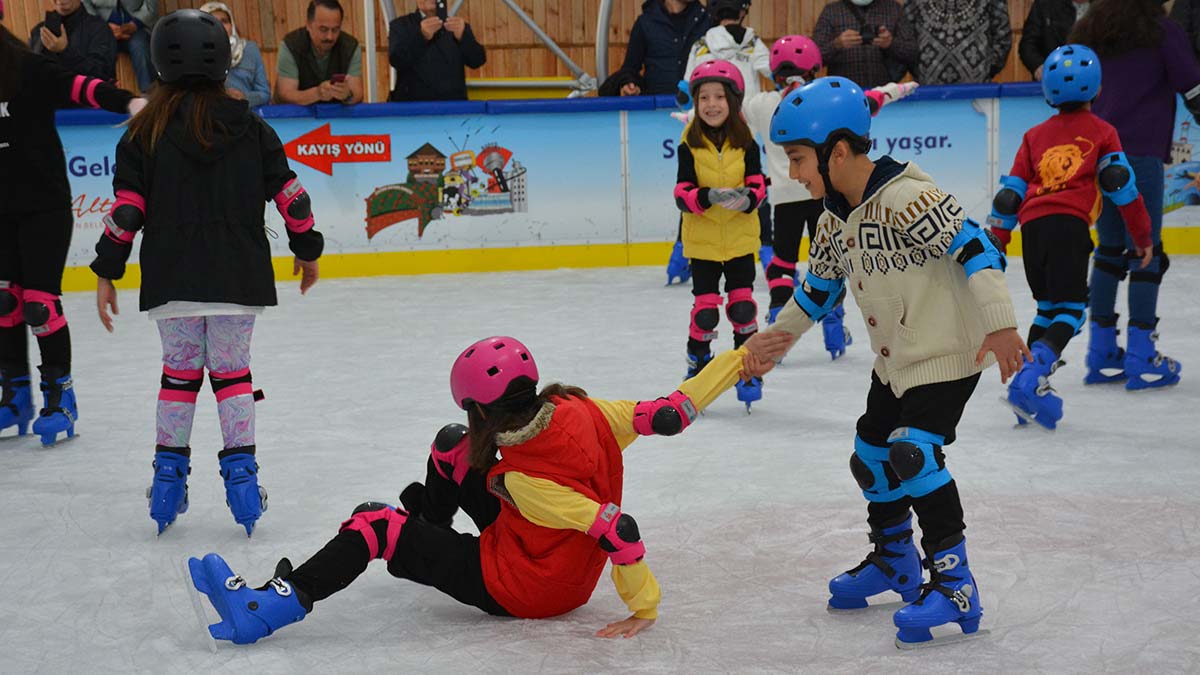 Keçiören Belediyesi bünyesinde hizmet veren ve bayram boyunca tıklım tıklım dolu olan Ahmet Çalık Buz Pateni Pisti 12 bin 250 çocuk ve genci misafir etti.