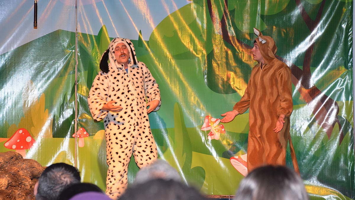 Keçiören Belediyesi tarafından çevreye ve geri dönüşümün önemine dikkat çekmek için sokak süpürgecilerinden kurulan tiyatro topluluğu ilk oyununu ilçedeki Şehit Ahmet Özsoy İmam Hatip Lisesi’nde oynadı.