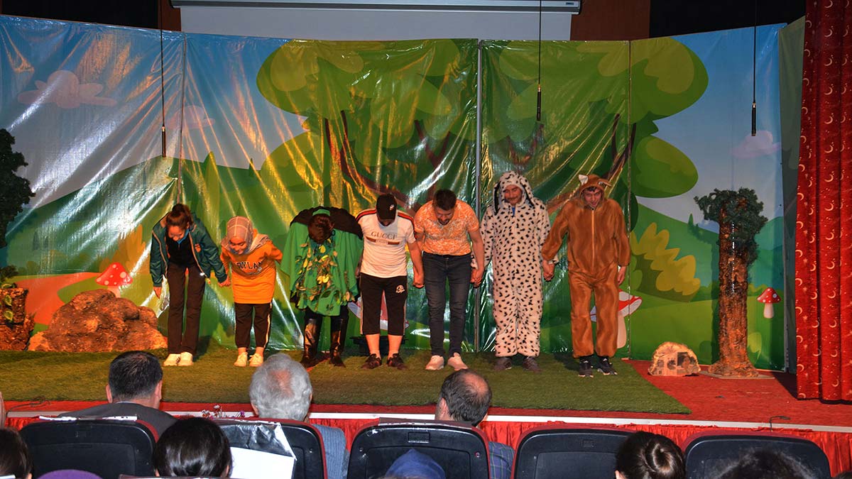 Sokak süpürgecilerinden tiyatro oyunu