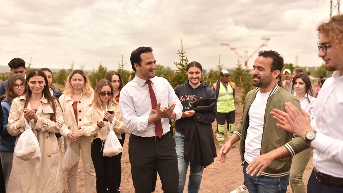 Ankara Büyükşehir Belediye Başkanı Mansur Yavaş’ın Ankara’yı çevre dostu bir kent hâline dönüştürmek için 2021 yılında hayata geçirdiği Yeşilin Başkenti projesi yurt içinden olduğu kadar yurt dışından da yoğun ilgi görüyor.