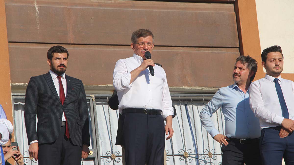 Davutoğlu: Biz gençlere hayat vermeye geliyoruz