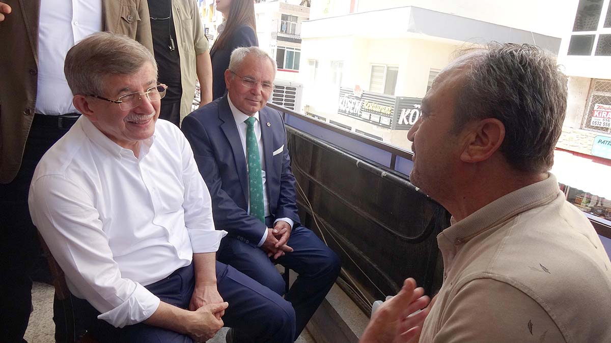 Davutoğlu, Mersin'de esnafı ziyaret etti