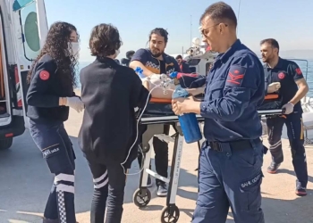 Denize düşen sağlık çalışanı ağır yaralandı