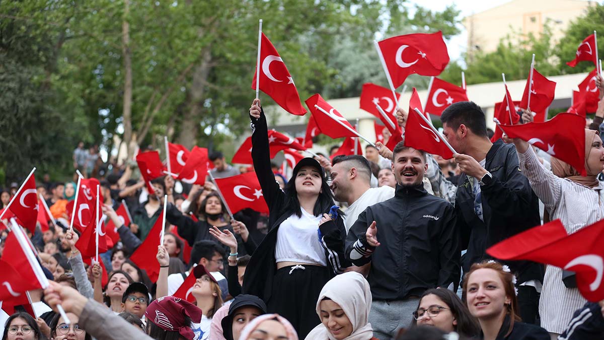 Yenimahalle Belediyesi’nin 19 Mayıs Atatürk’ü Anma Gençlik ve Spor Bayramı dolayısıyla 15 Mayıs’ta start verdiği Yenimahalle Gençlik Festivali Gazapim ile final yaptı.