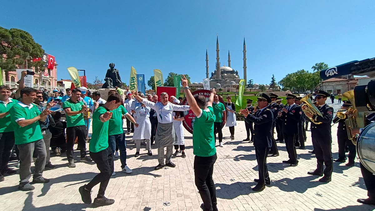 Edirne'de, hafta sonu gerçekleştirilecek 10'uncu Uluslararası Bando ve Ciğer Festivali'nde 1,5 ton tava ciğer dağıtılacak. 'Edirne'ye Gel Ciğerimi Ye' sloganıyla düzenlenecek festivale, ülkenin dört bir yanından herkes davet edildi.