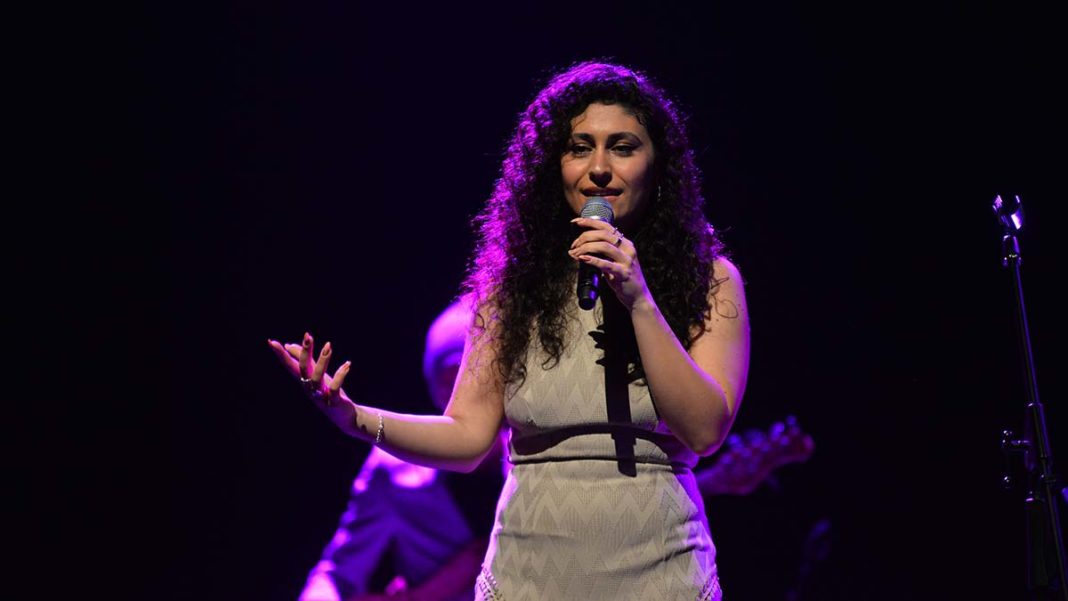 Elif Sanhcez 3 dildeki konseriyle büyüledi
