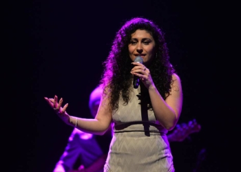 Elif Sanhcez 3 dildeki konseriyle büyüledi