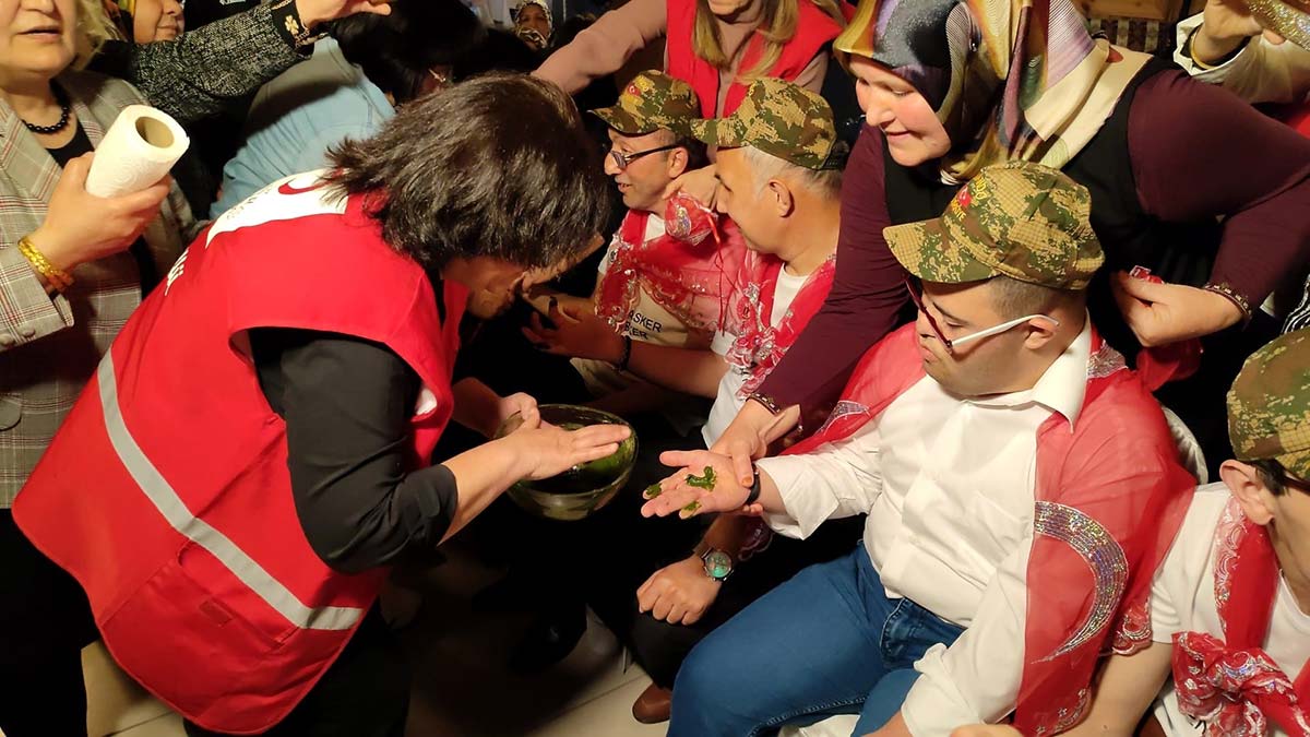 Engelliler için asker eğlencesi düzenlendi