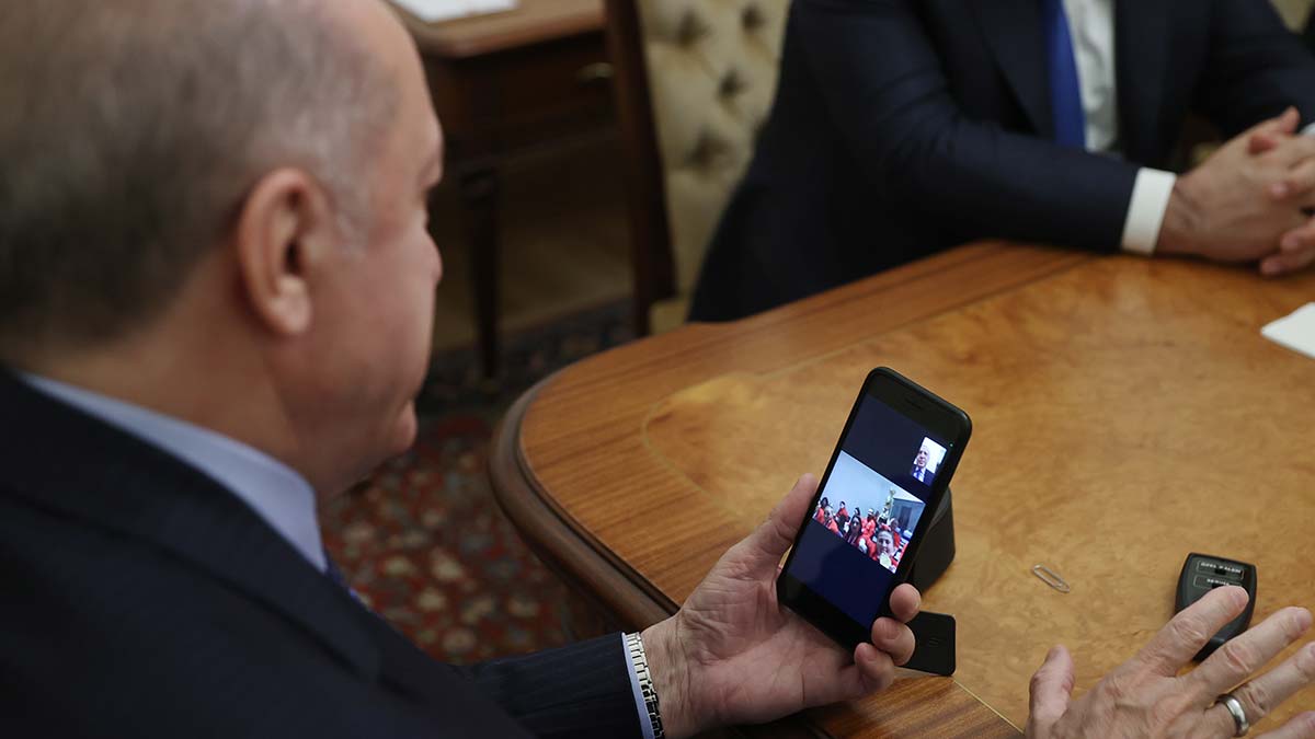 Erdoğan, şampiyon olan milli boksörle görüştü