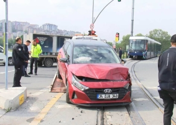 Eyüpsultan'da tramvayla otomobil çarpıştı