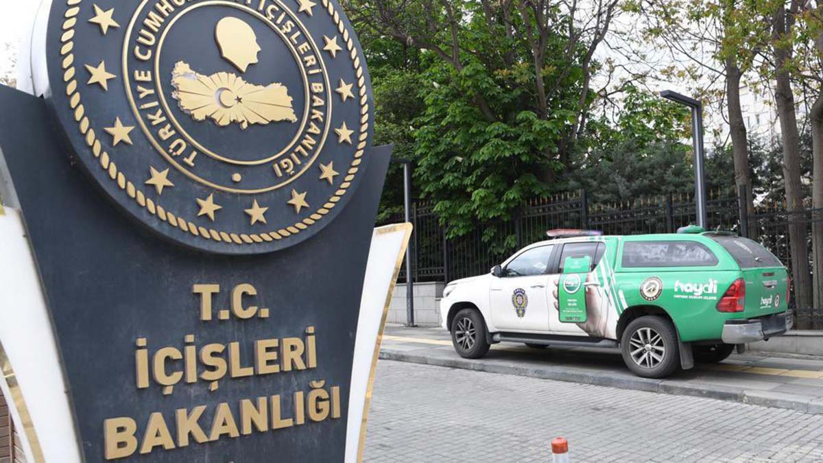 İçişleri Bakanlığı önüne Hayvan Durum İzleme aracı