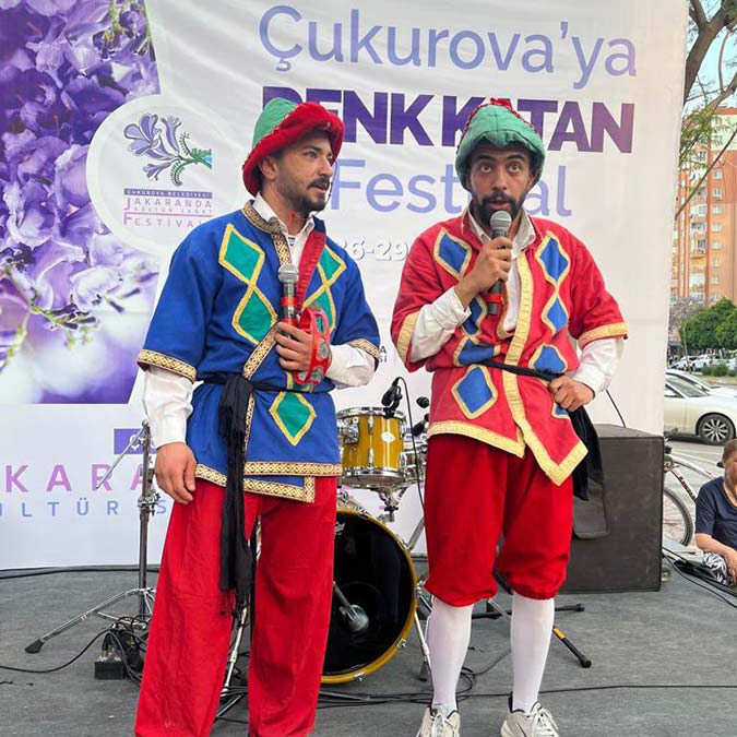 Adana’nın ilk cadde festivali olan jakaranda kültür sanat festivali etkinlik için sahnelerin ve sanat çadırlarının kurulduğu turgut özal bulvarını renklendirdi.