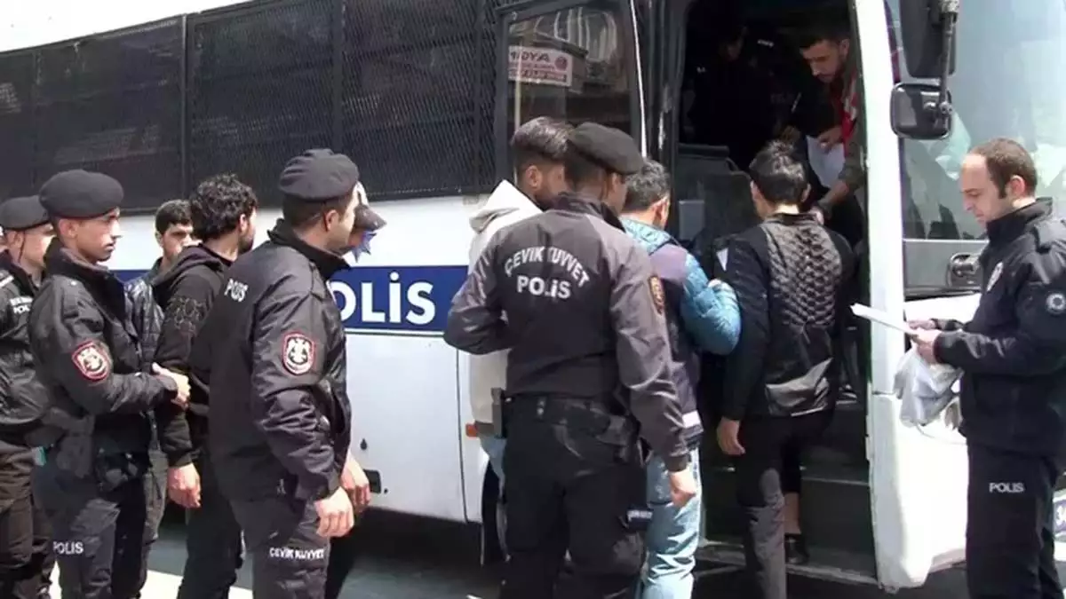 Fatih'te 441 kaçak göçmen yakalandı