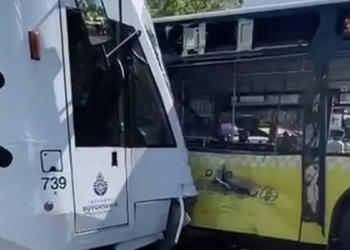 Fatih'te tramvayla İETT otobüsü çarpıştı