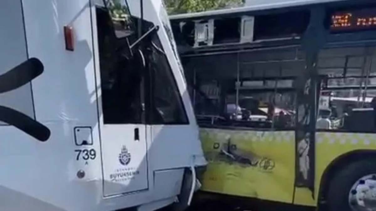 Fatih'te tramvayla İETT otobüsü çarpıştı