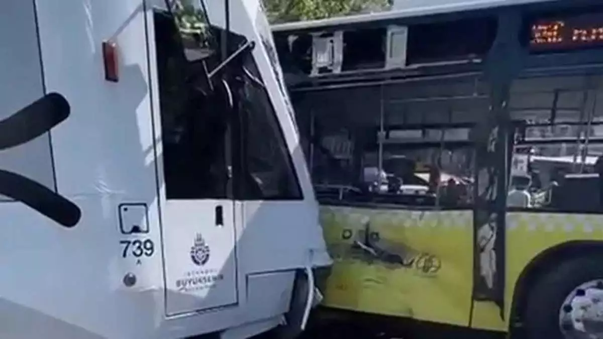 Fatih'te tramvayla i̇ett otobüsü çarpıştı