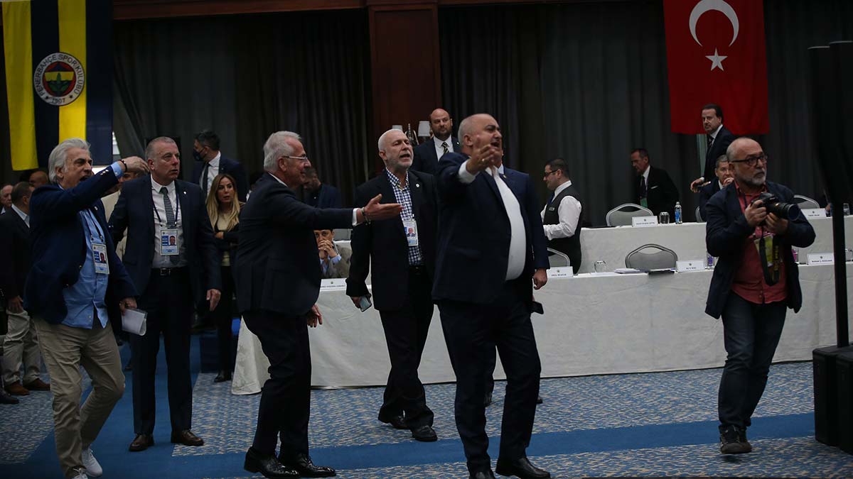 Fenerbahçe Divan Kurulu toplantısında gerginlik