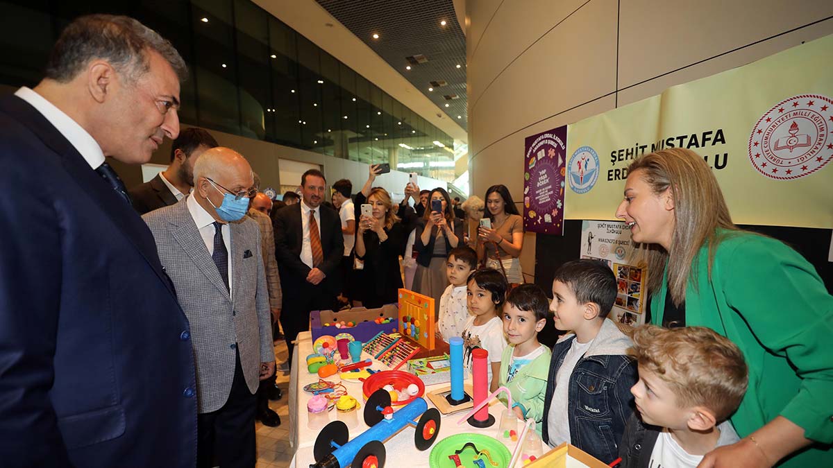Yenimahalle Belediyesi ve Yenimahalle Kent Konseyi tarafından düzenlenen Bilim Şenliği’nin 7'ncisi Nazım Hikmet Kongre ve Sanat Merkezi’nde gerçekleştirildi.