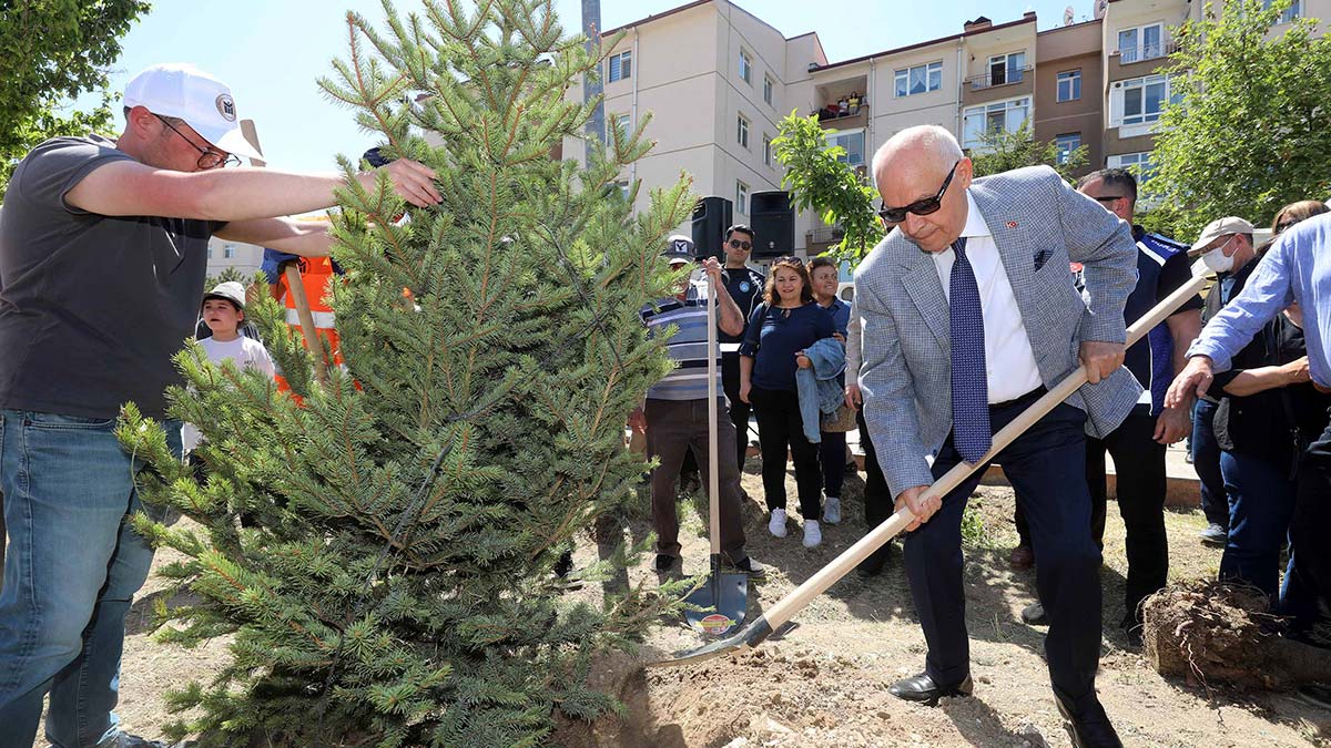 Yenimahalle'de ağaç dikim töreni
