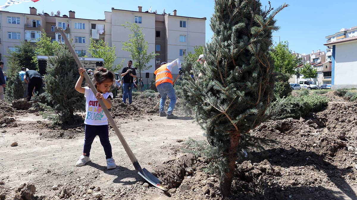 Yenimahalle Belediyesi yıl boyunca ilçenin dört bir yanında gerçekleştirdiği ağaçlandırma seferberliğine ara vermeden devam ediyor. Yenimahalle'de ağaç dikim çalışmalarının yeni adresi Kardelen Mahallesi oldu.