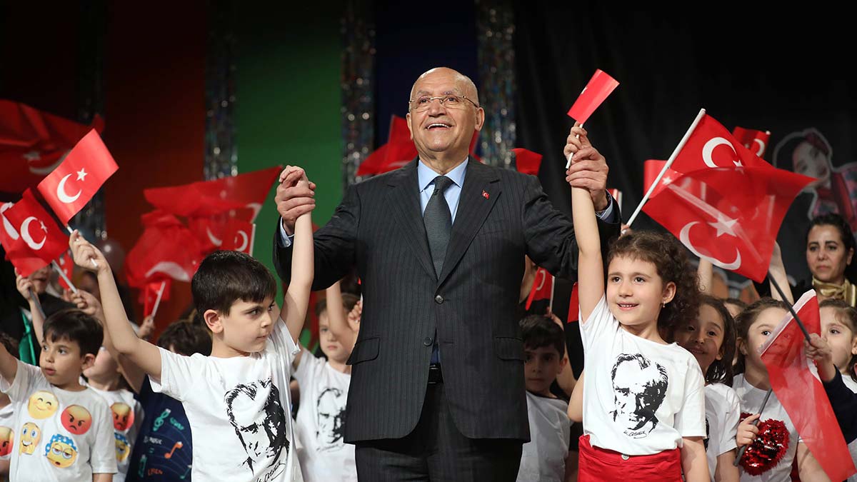 Yenimahalle kreşlerinde yıl sonu etkinlikleri büyük bir coşkuyla yapıldı. Nazım Hikmet Kongre ve Sanat Merkezi’nde yapılan etkinliklerde minik öğrencilerin sergilediği performans beğeni topladı.