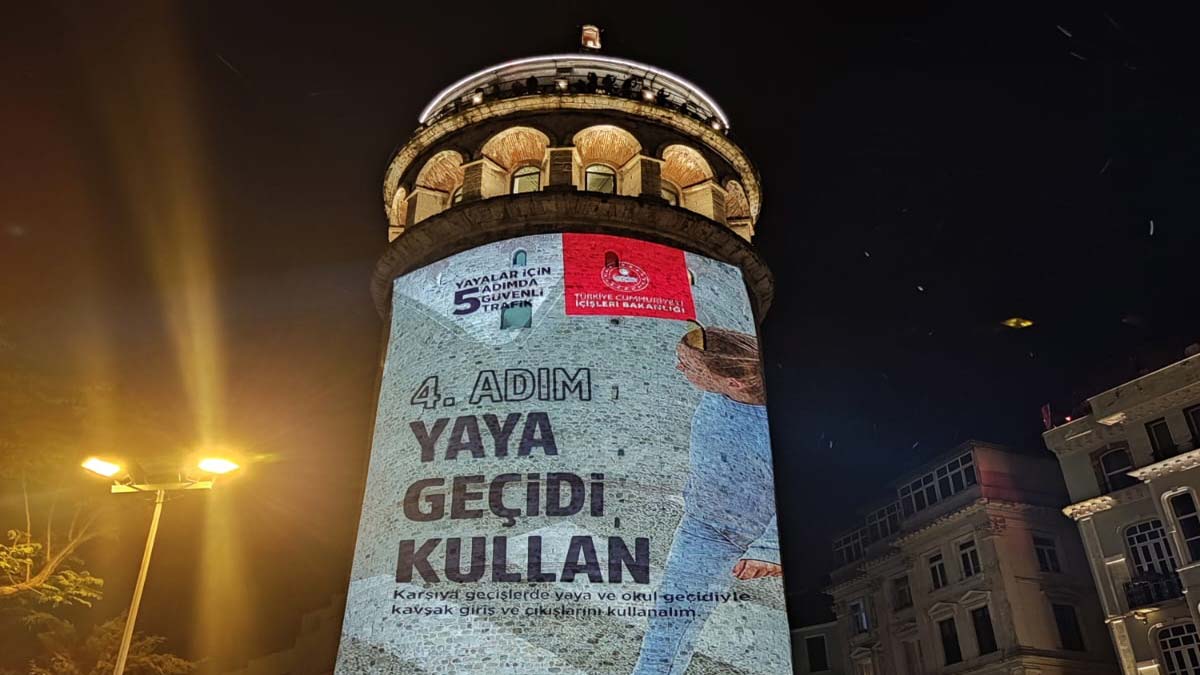 Galata Kulesi'ne güvenli trafik uyarıları yansıdı
