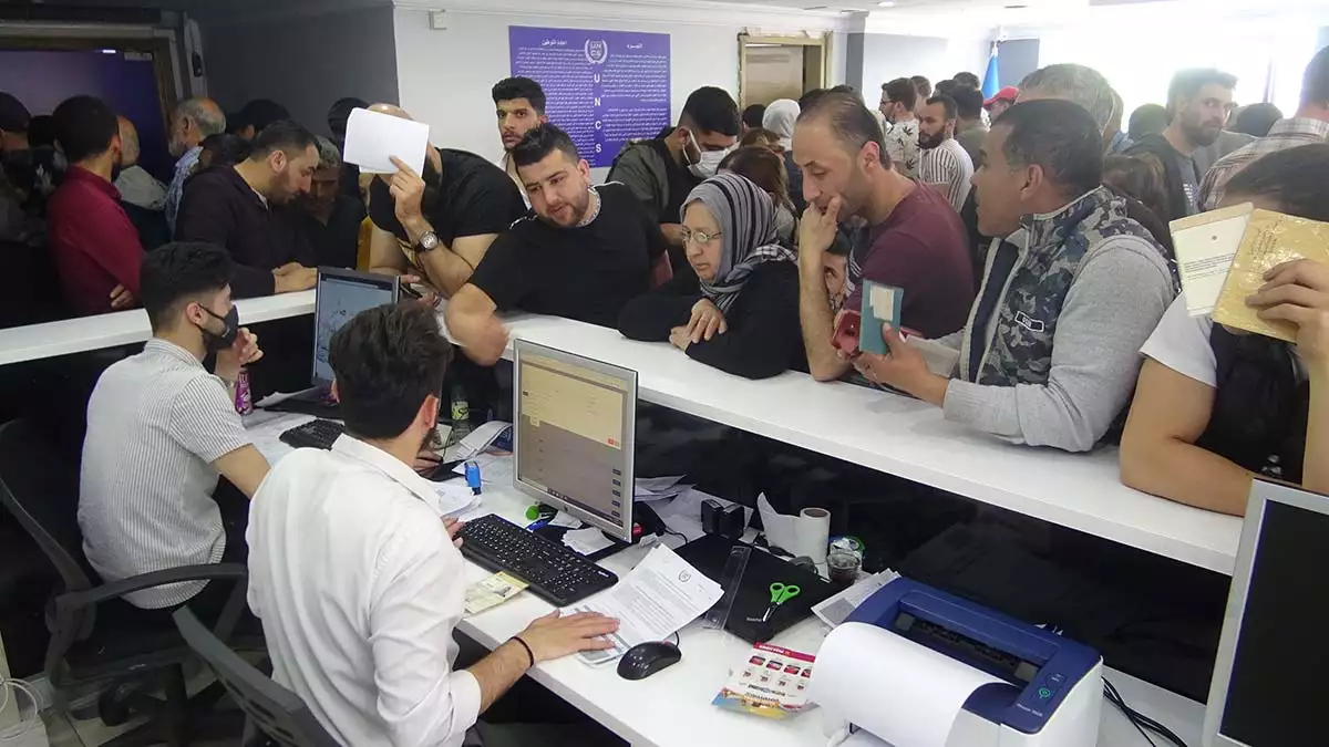 Göçmenlere avrupa'da iş sunan ofiste yoğunluk