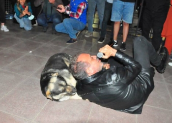 Haluk Levent, köpekle yere uzanıp şarkı söyledi
