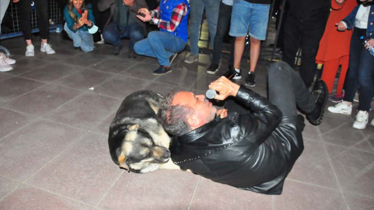 Haluk Levent, köpekle yere uzanıp şarkı söyledi