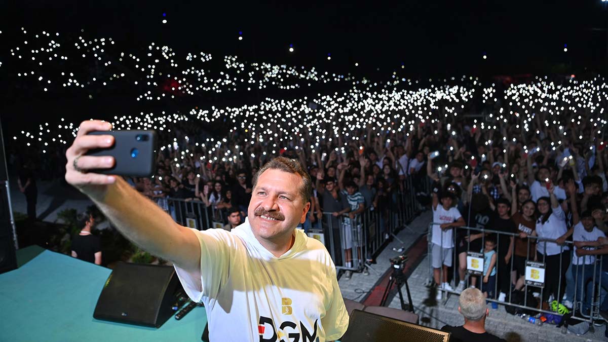 Her zaman Cumhuriyet'e yakışan gençler olun