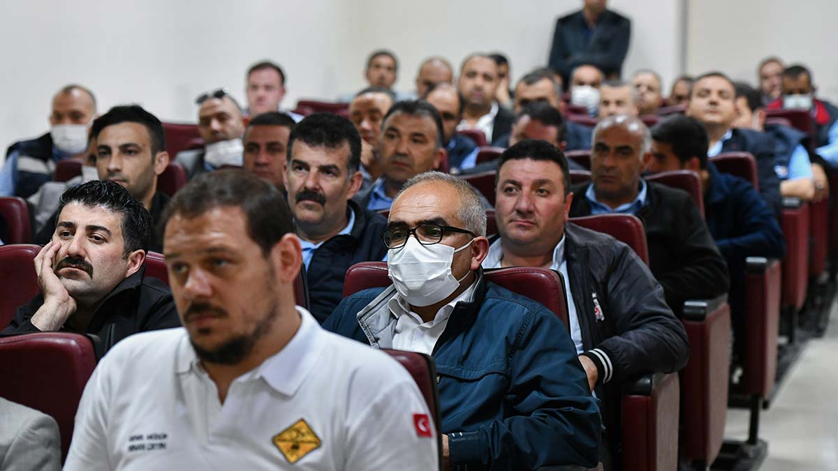 Başkentlileri modern otobüslerle buluşturmaya devam eden Ankara Büyükşehir Belediyesi bir yandan da toplu ulaşımda hizmet kalitesini ve konforunu artırmak amacıyla EGO şoförlerine eğitim çalışmalarına ağırlık veriyor.