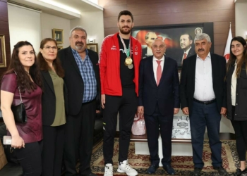Başkan Altınok Mert Karataş ve ailesini misafir etti