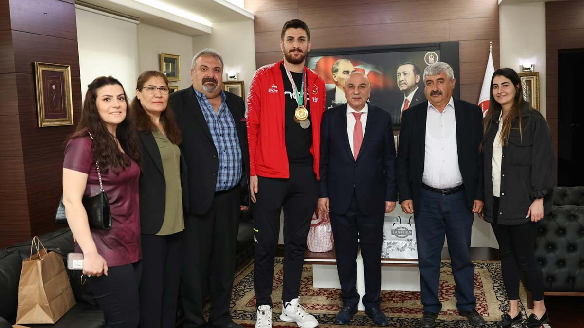 Başkan Altınok Mert Karataş ve ailesini misafir etti