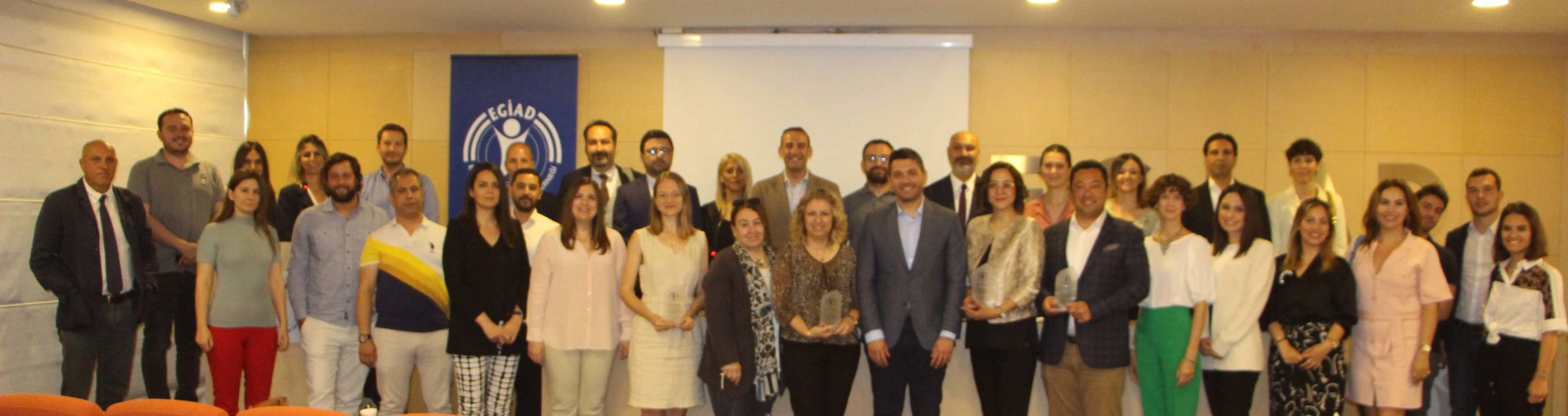 EGİAD üyelerinin sürdürülebilirliğini ilgilendiren çevre, enerji, enerji verimliliği, iklim değişikliği politikalarının oluşturulmasına katkı vermek ve bu konularda gerekli işbirliklerin kurulması, farkındalığın arttırılması amacıyla EGİAD tarafından düzenlenen Sürdürülebilirlik İyi Uygulama Örnekleri etkinliği dernek merkezinde gerçekleştirildi.