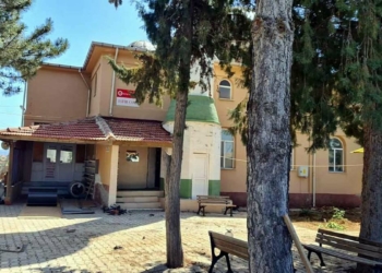 İnşaat işçileri cami kubbesinden düştü: 1 ölü