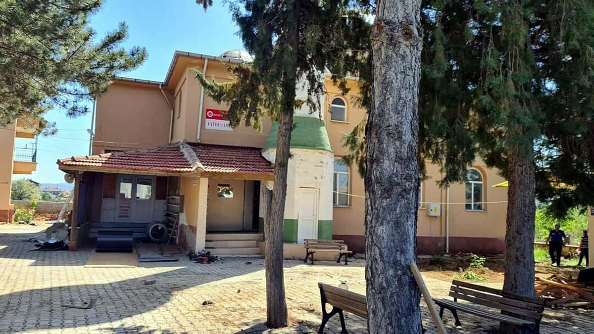 İnşaat işçileri cami kubbesinden düştü: 1 ölü