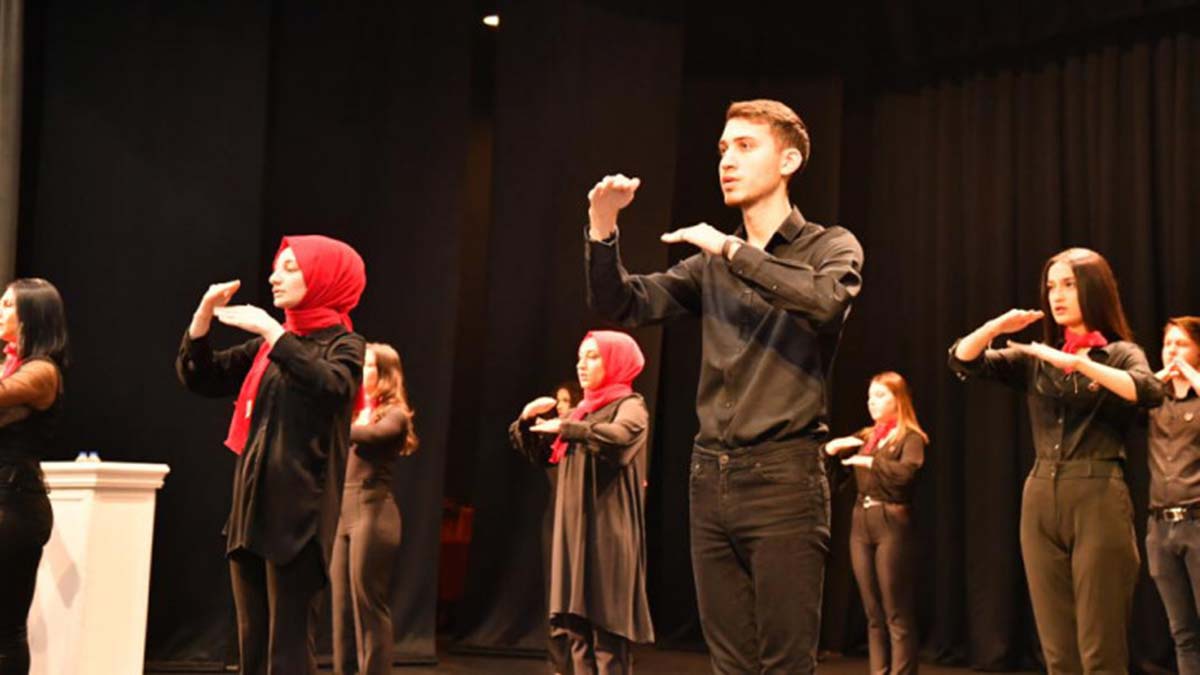 İşaret Dili Konseri yoğun ilgi gördü 