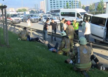 İşçi minibüsü kamyona çarptı: 11 yaralı
