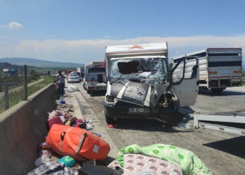 İşçileri taşıyan kamyonet devrildi: 15 yaralı