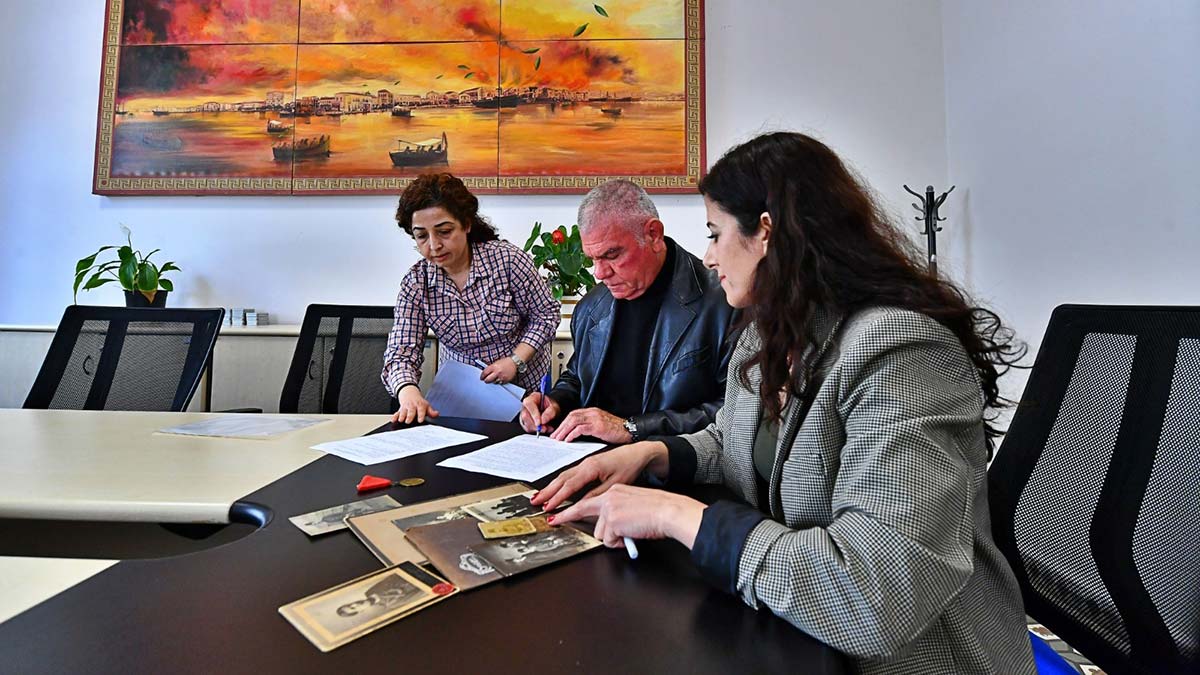 İzmirliler 100. Yıl Anı Evi için sandıkları açtı